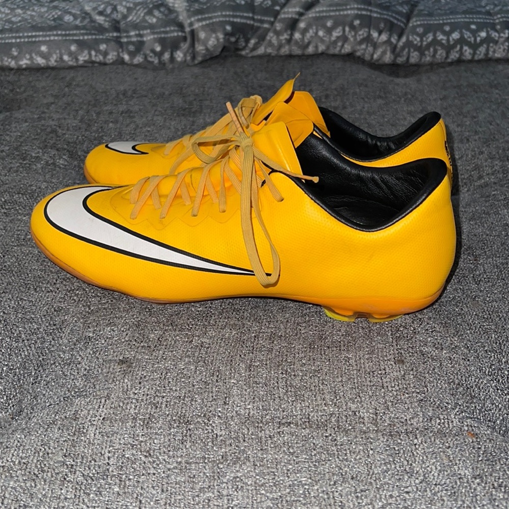 Youth Nike Mercurial Vapor Soccer Cleats sz 2Y